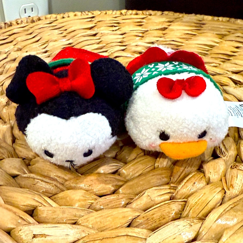 Disney Tsum Tsum, Minnie Mouse and a Daisy Duck, dressed in holiday